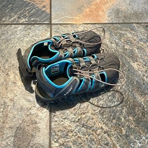 Great condition water shoes